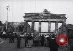 Standbild Arbeitnehmer Proteste Berlin Deutschland, 1953, aus Sekunde 33 historischem Filmmaterial Videoclip 65675037557