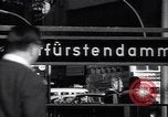 Standbild Szenen von West Berlin Berlin Deutschland, 1962, aus Sekunde 57 historischem Filmmaterial Videoclip 65675037558