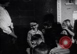 Standbild Leben in West-Berlin gegen Osten Berlin Berlin Deutschland, 1961, aus Sekunde 11 historischem Filmmaterial Videoclip 65675037559