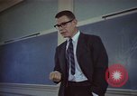 Standbild Thomas Schelling Cambridge Massachusetts USA, 1967, aus Sekunde 48 historischem Filmmaterial Videoclip 65675037569