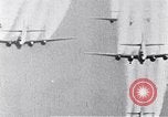 Standbild us bomber angreifen Krefeld Deutschland in Zweiten Weltkrieg Krefeld Deutschland, 1945, aus Sekunde 9 historischem Filmmaterial Videoclip 65675037592