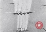 Standbild us bomber angreifen Krefeld Deutschland in Zweiten Weltkrieg Krefeld Deutschland, 1945, aus Sekunde 10 historischem Filmmaterial Videoclip 65675037592