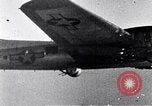 Standbild us bomber angreifen Krefeld Deutschland in Zweiten Weltkrieg Krefeld Deutschland, 1945, aus Sekunde 11 historischem Filmmaterial Videoclip 65675037592