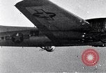Standbild us bomber angreifen Krefeld Deutschland in Zweiten Weltkrieg Krefeld Deutschland, 1945, aus Sekunde 12 historischem Filmmaterial Videoclip 65675037592