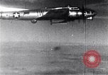 Standbild us bomber angreifen Krefeld Deutschland in Zweiten Weltkrieg Krefeld Deutschland, 1945, aus Sekunde 15 historischem Filmmaterial Videoclip 65675037592