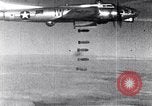 Standbild us bomber angreifen Krefeld Deutschland in Zweiten Weltkrieg Krefeld Deutschland, 1945, aus Sekunde 16 historischem Filmmaterial Videoclip 65675037592