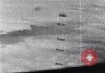 Standbild us bomber angreifen Krefeld Deutschland in Zweiten Weltkrieg Krefeld Deutschland, 1945, aus Sekunde 18 historischem Filmmaterial Videoclip 65675037592