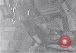 Standbild us bomber angreifen Krefeld Deutschland in Zweiten Weltkrieg Krefeld Deutschland, 1945, aus Sekunde 20 historischem Filmmaterial Videoclip 65675037592