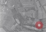Standbild us bomber angreifen Krefeld Deutschland in Zweiten Weltkrieg Krefeld Deutschland, 1945, aus Sekunde 21 historischem Filmmaterial Videoclip 65675037592