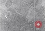 Standbild us bomber angreifen Krefeld Deutschland in Zweiten Weltkrieg Krefeld Deutschland, 1945, aus Sekunde 27 historischem Filmmaterial Videoclip 65675037592