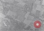 Standbild us bomber angreifen Krefeld Deutschland in Zweiten Weltkrieg Krefeld Deutschland, 1945, aus Sekunde 30 historischem Filmmaterial Videoclip 65675037592