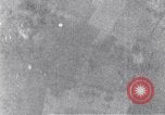 Standbild us bomber angreifen Krefeld Deutschland in Zweiten Weltkrieg Krefeld Deutschland, 1945, aus Sekunde 31 historischem Filmmaterial Videoclip 65675037592