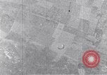 Standbild us bomber angreifen Krefeld Deutschland in Zweiten Weltkrieg Krefeld Deutschland, 1945, aus Sekunde 32 historischem Filmmaterial Videoclip 65675037592