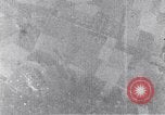 Standbild us bomber angreifen Krefeld Deutschland in Zweiten Weltkrieg Krefeld Deutschland, 1945, aus Sekunde 33 historischem Filmmaterial Videoclip 65675037592