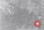 Standbild us bomber angreifen Krefeld Deutschland in Zweiten Weltkrieg Krefeld Deutschland, 1945, aus Sekunde 34 historischem Filmmaterial Videoclip 65675037592