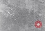 Standbild us bomber angreifen Krefeld Deutschland in Zweiten Weltkrieg Krefeld Deutschland, 1945, aus Sekunde 36 historischem Filmmaterial Videoclip 65675037592