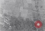 Standbild us bomber angreifen Krefeld Deutschland in Zweiten Weltkrieg Krefeld Deutschland, 1945, aus Sekunde 40 historischem Filmmaterial Videoclip 65675037592