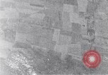 Standbild us bomber angreifen Krefeld Deutschland in Zweiten Weltkrieg Krefeld Deutschland, 1945, aus Sekunde 46 historischem Filmmaterial Videoclip 65675037592
