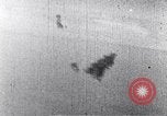 Standbild Amerikanische B-17 Bomber fliegen durch Flak Wolken Kassel Deutschland, 1945, aus Sekunde 13 historischem Filmmaterial Videoclip 65675037593