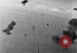Standbild Amerikanische B-17 Bomber fliegen durch Flak Wolken Kassel Deutschland, 1945, aus Sekunde 15 historischem Filmmaterial Videoclip 65675037593