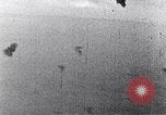 Standbild Amerikanische B-17 Bomber fliegen durch Flak Wolken Kassel Deutschland, 1945, aus Sekunde 16 historischem Filmmaterial Videoclip 65675037593