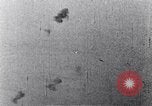 Standbild Amerikanische B-17 Bomber fliegen durch Flak Wolken Kassel Deutschland, 1945, aus Sekunde 17 historischem Filmmaterial Videoclip 65675037593