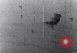 Standbild Amerikanische B-17 Bomber fliegen durch Flak Wolken Kassel Deutschland, 1945, aus Sekunde 18 historischem Filmmaterial Videoclip 65675037593