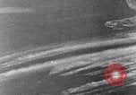 Standbild Amerikanische B-17 Bomber fliegen durch Flak Wolken Kassel Deutschland, 1945, aus Sekunde 24 historischem Filmmaterial Videoclip 65675037593