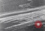 Standbild Amerikanische B-17 Bomber fliegen durch Flak Wolken Kassel Deutschland, 1945, aus Sekunde 25 historischem Filmmaterial Videoclip 65675037593