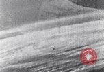 Standbild Amerikanische B-17 Bomber fliegen durch Flak Wolken Kassel Deutschland, 1945, aus Sekunde 27 historischem Filmmaterial Videoclip 65675037593