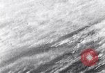 Standbild Amerikanische B-17 Bomber fliegen durch Flak Wolken Kassel Deutschland, 1945, aus Sekunde 29 historischem Filmmaterial Videoclip 65675037593