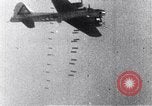 Standbild Amerikanische B-17 Bomber fliegen durch Flak Wolken Kassel Deutschland, 1945, aus Sekunde 33 historischem Filmmaterial Videoclip 65675037593