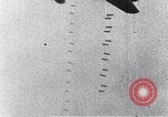 Standbild Amerikanische B-17 Bomber fliegen durch Flak Wolken Kassel Deutschland, 1945, aus Sekunde 34 historischem Filmmaterial Videoclip 65675037593