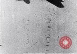 Standbild Amerikanische B-17 Bomber fliegen durch Flak Wolken Kassel Deutschland, 1945, aus Sekunde 35 historischem Filmmaterial Videoclip 65675037593