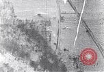 Standbild Amerikanische B-17 Bomber fliegen durch Flak Wolken Kassel Deutschland, 1945, aus Sekunde 38 historischem Filmmaterial Videoclip 65675037593