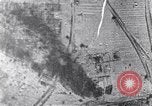 Standbild Amerikanische B-17 Bomber fliegen durch Flak Wolken Kassel Deutschland, 1945, aus Sekunde 39 historischem Filmmaterial Videoclip 65675037593