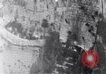Standbild Amerikanische B-17 Bomber fliegen durch Flak Wolken Kassel Deutschland, 1945, aus Sekunde 40 historischem Filmmaterial Videoclip 65675037593