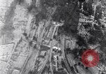 Standbild Amerikanische B-17 Bomber fliegen durch Flak Wolken Kassel Deutschland, 1945, aus Sekunde 41 historischem Filmmaterial Videoclip 65675037593