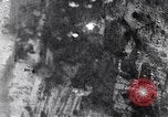 Standbild Amerikanische B-17 Bomber fliegen durch Flak Wolken Kassel Deutschland, 1945, aus Sekunde 42 historischem Filmmaterial Videoclip 65675037593