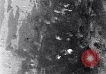 Standbild Amerikanische B-17 Bomber fliegen durch Flak Wolken Kassel Deutschland, 1945, aus Sekunde 44 historischem Filmmaterial Videoclip 65675037593