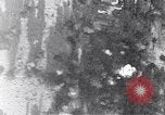 Standbild Amerikanische B-17 Bomber fliegen durch Flak Wolken Kassel Deutschland, 1945, aus Sekunde 47 historischem Filmmaterial Videoclip 65675037593
