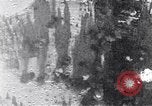 Standbild Amerikanische B-17 Bomber fliegen durch Flak Wolken Kassel Deutschland, 1945, aus Sekunde 48 historischem Filmmaterial Videoclip 65675037593