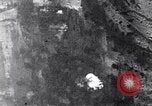 Standbild Amerikanische B-17 Bomber fliegen durch Flak Wolken Kassel Deutschland, 1945, aus Sekunde 51 historischem Filmmaterial Videoclip 65675037593