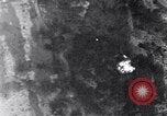 Standbild Amerikanische B-17 Bomber fliegen durch Flak Wolken Kassel Deutschland, 1945, aus Sekunde 53 historischem Filmmaterial Videoclip 65675037593