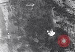 Standbild Amerikanische B-17 Bomber fliegen durch Flak Wolken Kassel Deutschland, 1945, aus Sekunde 54 historischem Filmmaterial Videoclip 65675037593