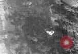 Standbild Amerikanische B-17 Bomber fliegen durch Flak Wolken Kassel Deutschland, 1945, aus Sekunde 55 historischem Filmmaterial Videoclip 65675037593