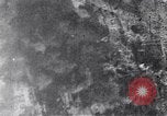 Standbild Amerikanische B-17 Bomber fliegen durch Flak Wolken Kassel Deutschland, 1945, aus Sekunde 57 historischem Filmmaterial Videoclip 65675037593