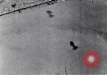 Standbild Amerikanische B-17 Bomber fliegen durch Flak Wolken Kassel Deutschland, 1945, aus Sekunde 58 historischem Filmmaterial Videoclip 65675037593