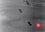 Standbild Amerikanische B-17 Bomber fliegen durch Flak Wolken Kassel Deutschland, 1945, aus Sekunde 59 historischem Filmmaterial Videoclip 65675037593