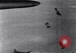 Standbild Amerikanische B-17 Bomber fliegen durch Flak Wolken Kassel Deutschland, 1945, aus Sekunde 60 historischem Filmmaterial Videoclip 65675037593